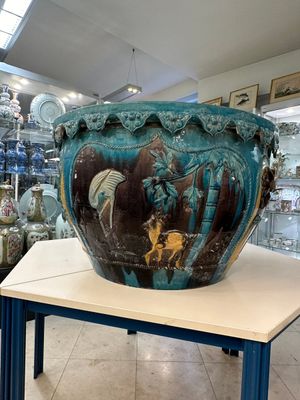 Een grote Chinese Fahua vissenkom met reliëfdecor van vogels en herten tussen bloesemtakken, Ming — foto 3