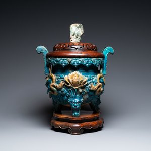 Een grote Chinese fahua wierookbrander met houten voet en deksel met kwarts dekselknop, Ming — foto 1