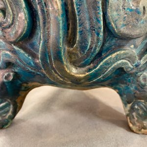 Een grote Chinese fahua wierookbrander met houten voet en deksel met kwarts dekselknop, Ming — foto 20