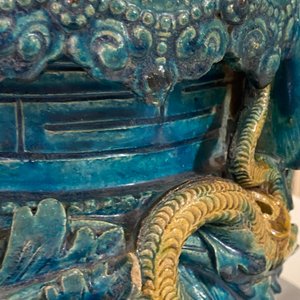 Een grote Chinese fahua wierookbrander met houten voet en deksel met kwarts dekselknop, Ming — foto 31