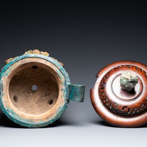 Een grote Chinese fahua wierookbrander met houten voet en deksel met kwarts dekselknop, Ming — foto 8