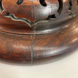 Een grote Chinese fahua wierookbrander met houten voet en deksel met kwarts dekselknop, Ming — foto 10