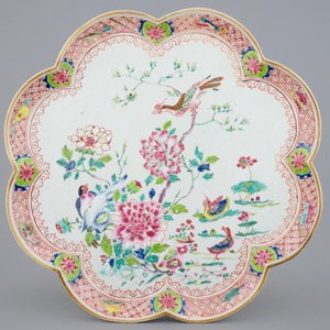 Een grote Chinese famille rose bloemvormige schaal met eenden, Yongzheng/Qianlong — foto 1