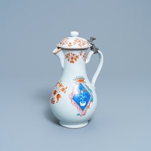 Een grote Chinese famille rose dekselkan voor de Franse markt met het wapen van de Faverolles, Qianlong — foto 1