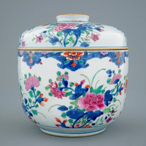 Een grote Chinese famille rose dekselkom, Qianlong, 18e eeuw — foto 5