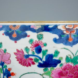 Een grote Chinese famille rose dekselkom, Qianlong, 18e eeuw — foto 6