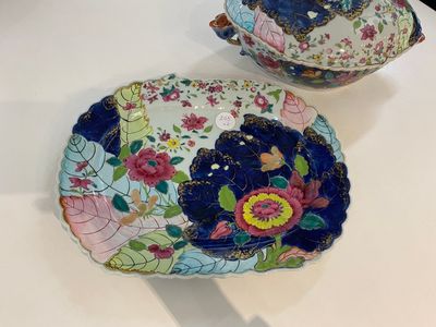 Een grote Chinese famille rose dekselterrine op onderschotel met decor van tabaksbladeren, Qianlong — foto 1