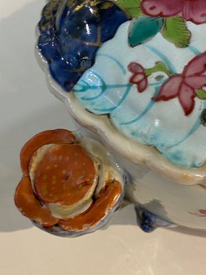 Een grote Chinese famille rose dekselterrine op onderschotel met decor van tabaksbladeren, Qianlong — foto 12