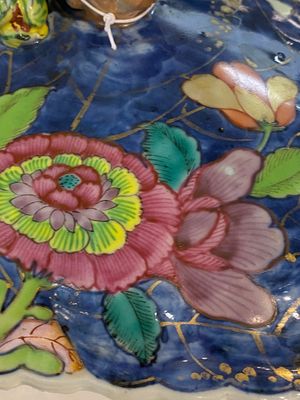 Een grote Chinese famille rose dekselterrine op onderschotel met decor van tabaksbladeren, Qianlong — foto 13