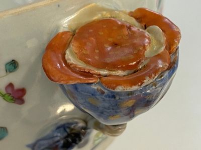 Een grote Chinese famille rose dekselterrine op onderschotel met decor van tabaksbladeren, Qianlong — foto 17