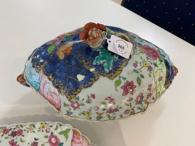 Een grote Chinese famille rose dekselterrine op onderschotel met decor van tabaksbladeren, Qianlong — foto 2