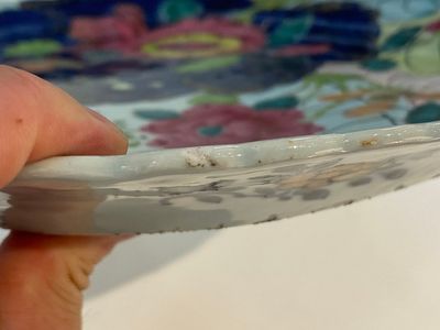 Een grote Chinese famille rose dekselterrine op onderschotel met decor van tabaksbladeren, Qianlong — foto 8