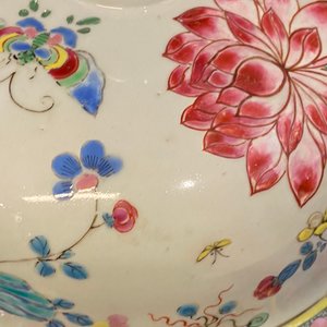 Een grote Chinese famille rose dekselvaas met een vogel en bloemen, Yongzheng — foto 14