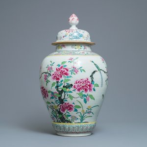 Een grote Chinese famille rose dekselvaas met een vogel en bloemen, Yongzheng — foto 1