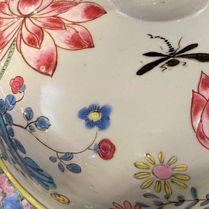 Een grote Chinese famille rose dekselvaas met een vogel en bloemen, Yongzheng — foto 11