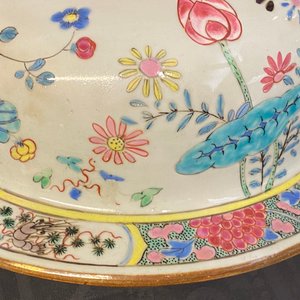 Een grote Chinese famille rose dekselvaas met een vogel en bloemen, Yongzheng — foto 17