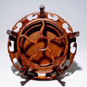Een grote Chinese famille rose "draken" kom op houten sokkel, 20e eeuw — foto 8