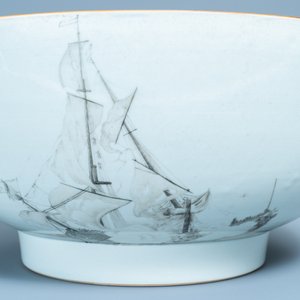 Een grote Chinese famille rose en grisaille kom met decor van de zeeslag bij Cartagena, Qianlong — foto 11