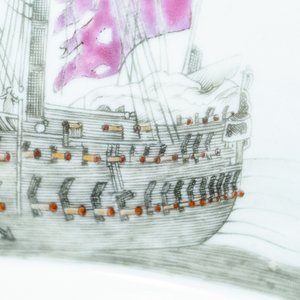 Een grote Chinese famille rose en grisaille kom met decor van de zeeslag bij Cartagena, Qianlong — foto 37