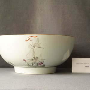 Een grote Chinese famille rose en grisaille kom met decor van de zeeslag bij Cartagena, Qianlong — foto 39