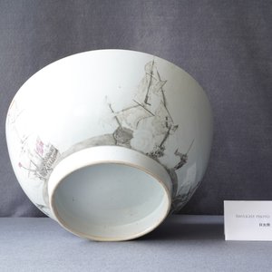 Een grote Chinese famille rose en grisaille kom met decor van de zeeslag bij Cartagena, Qianlong — foto 41