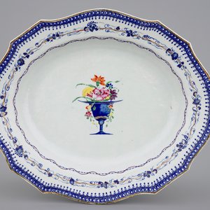 Een grote Chinese famille rose export porseleinen schotel, Qianlong, 18e eeuw — foto 1
