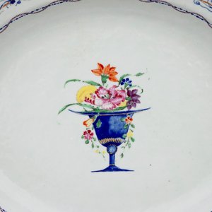 Een grote Chinese famille rose export porseleinen schotel, Qianlong, 18e eeuw — foto 2