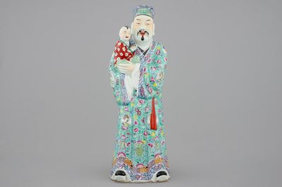 Een grote Chinese famille rose figuur van een onsterfelijke, 19/20e eeuw