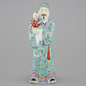 Een grote Chinese famille rose figuur van een onsterfelijke, 19/20e eeuw — foto 1