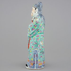 Een grote Chinese famille rose figuur van een onsterfelijke, 19/20e eeuw — foto 2