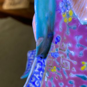 Een grote Chinese famille rose groep met een jongen staand op een krab, 19e eeuw — foto 19