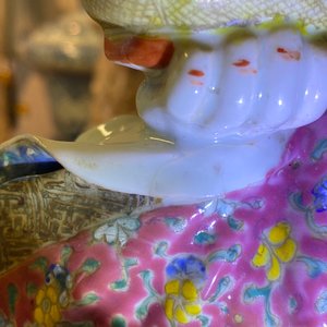 Een grote Chinese famille rose groep met een jongen staand op een krab, 19e eeuw — foto 7