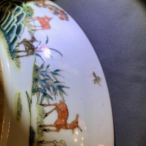 Een grote Chinese famille rose 'honderd herten' schotel, Qianlong merk, 19e eeuw — foto 4