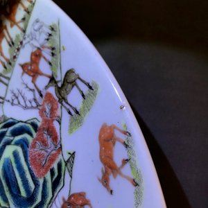 Een grote Chinese famille rose 'honderd herten' schotel, Qianlong merk, 19e eeuw — foto 7