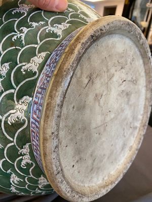 Een grote Chinese famille rose 'hu' vaas met draken op celadon fondkleur, 19e eeuw — foto 1