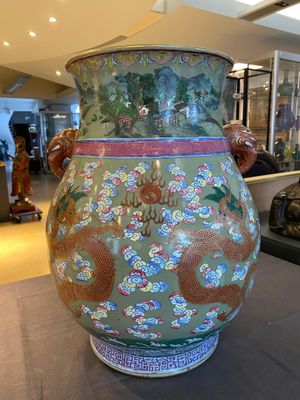 Een grote Chinese famille rose 'hu' vaas met draken op celadon fondkleur, 19e eeuw — foto 16