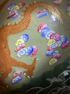 Een grote Chinese famille rose 'hu' vaas met draken op celadon fondkleur, 19e eeuw — foto 3