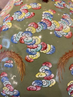 Een grote Chinese famille rose 'hu' vaas met draken op celadon fondkleur, 19e eeuw — foto 4