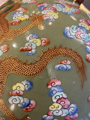 Een grote Chinese famille rose 'hu' vaas met draken op celadon fondkleur, 19e eeuw — foto 5