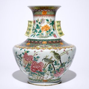 Een grote Chinese famille rose hu vaas met vogels op bloemen, Qianlong merk, 19e eeuw — foto 3