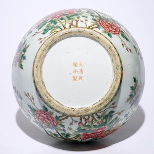 Een grote Chinese famille rose hu vaas met vogels op bloemen, Qianlong merk, 19e eeuw — foto 6