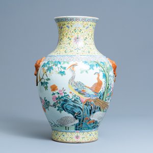 Een grote Chinese famille rose 'hu' vaas met vogels, Qianlong merk, Republiek — foto 1