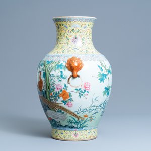 Een grote Chinese famille rose 'hu' vaas met vogels, Qianlong merk, Republiek — foto 4