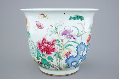 Een grote Chinese famille rose jardinière, 19e eeuw