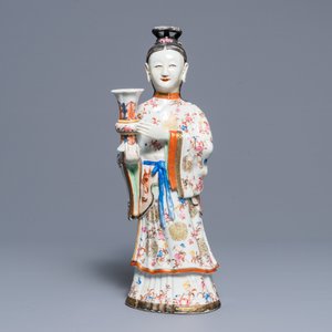 Een grote Chinese famille rose kandelaar in de vorm van een hofdame, Qianlong — foto 2