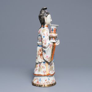 Een grote Chinese famille rose kandelaar in de vorm van een hofdame, Qianlong — foto 5