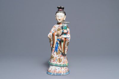 Een grote Chinese famille rose kandelaar in de vorm van een hofdame, Qianlong