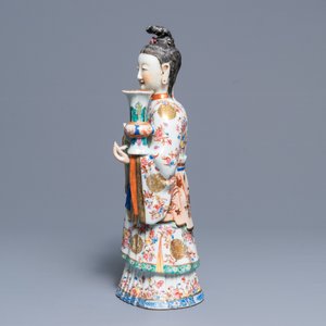 Een grote Chinese famille rose kandelaar in de vorm van een hofdame, Qianlong — foto 3