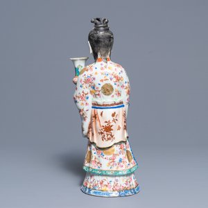 Een grote Chinese famille rose kandelaar in de vorm van een hofdame, Qianlong — foto 4