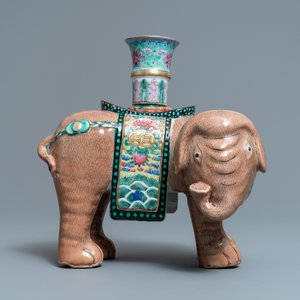 Een grote Chinese famille rose kandelaar in de vorm van een olifant, Jiaqing — foto 2